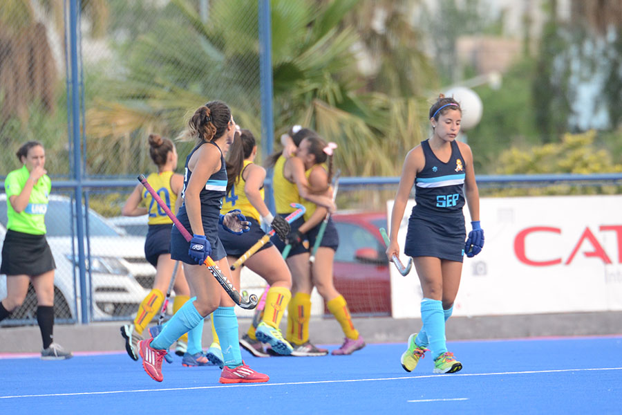 A dos pasos del título