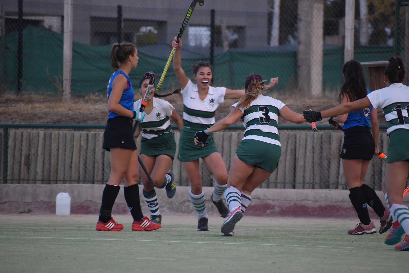 Banco gana y da pelea