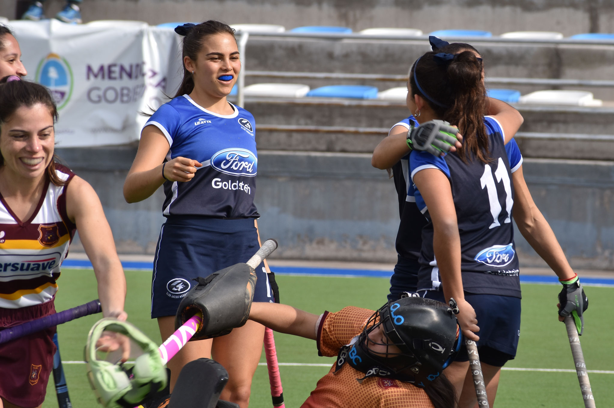 Uno adentro y el otro afuera