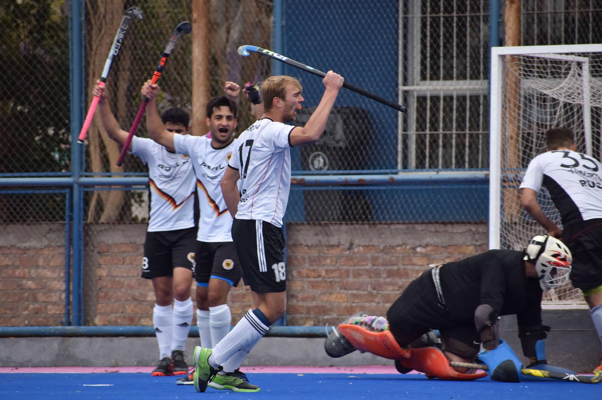 Alemán y Obras siguen en carrera